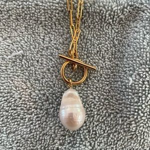 Gold tone toggle necklace with faux pearl